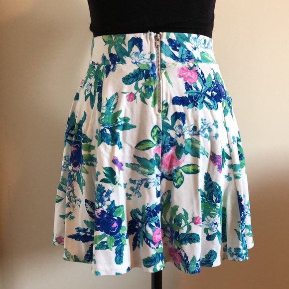 H&M Skirt - Picture 2 of 5